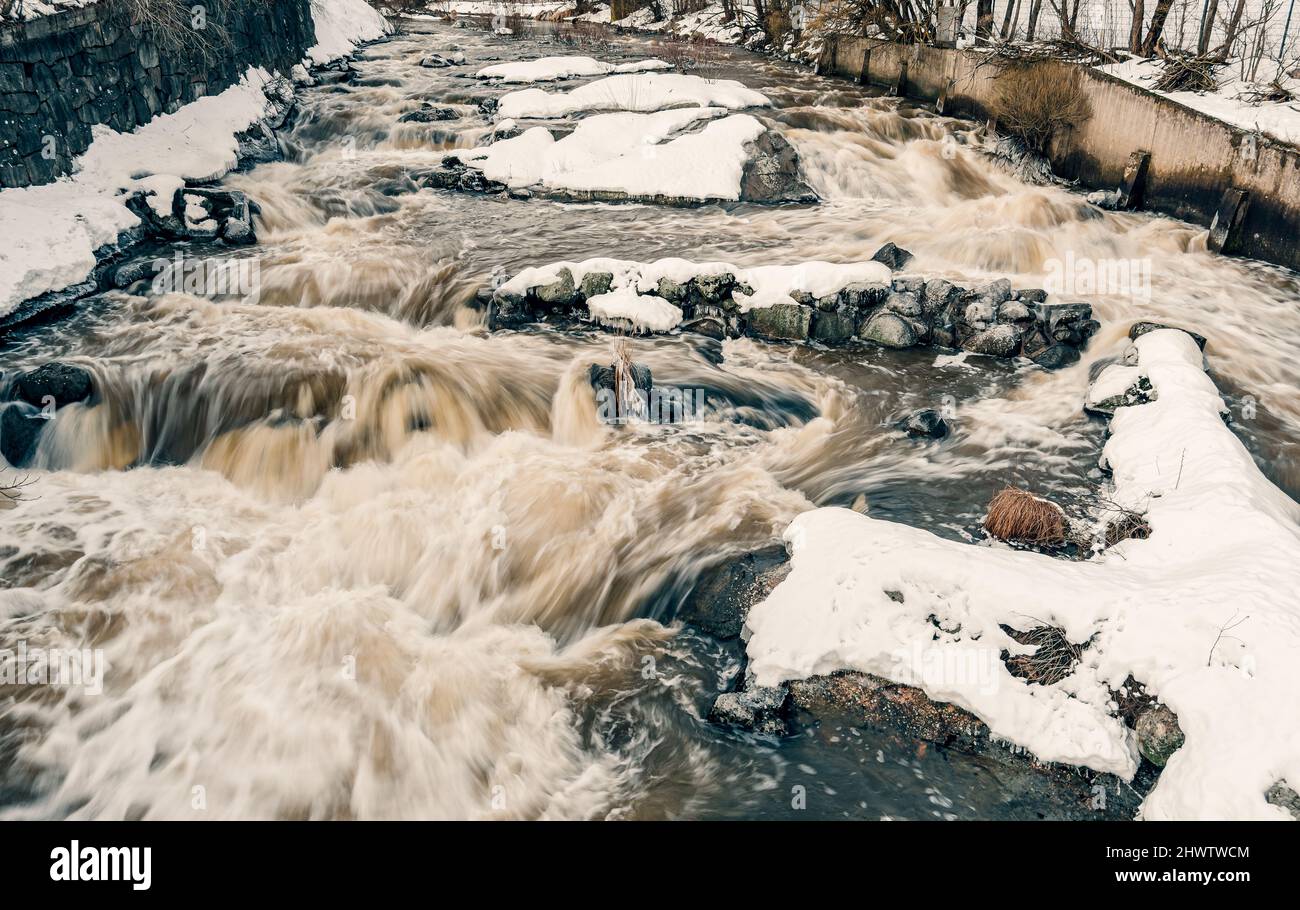 Il fiume a flusso rapido di colore turchese. Vista dall'alto. Bellissimo sfondo con acqua azzurra in fiume veloce. Foto Stock