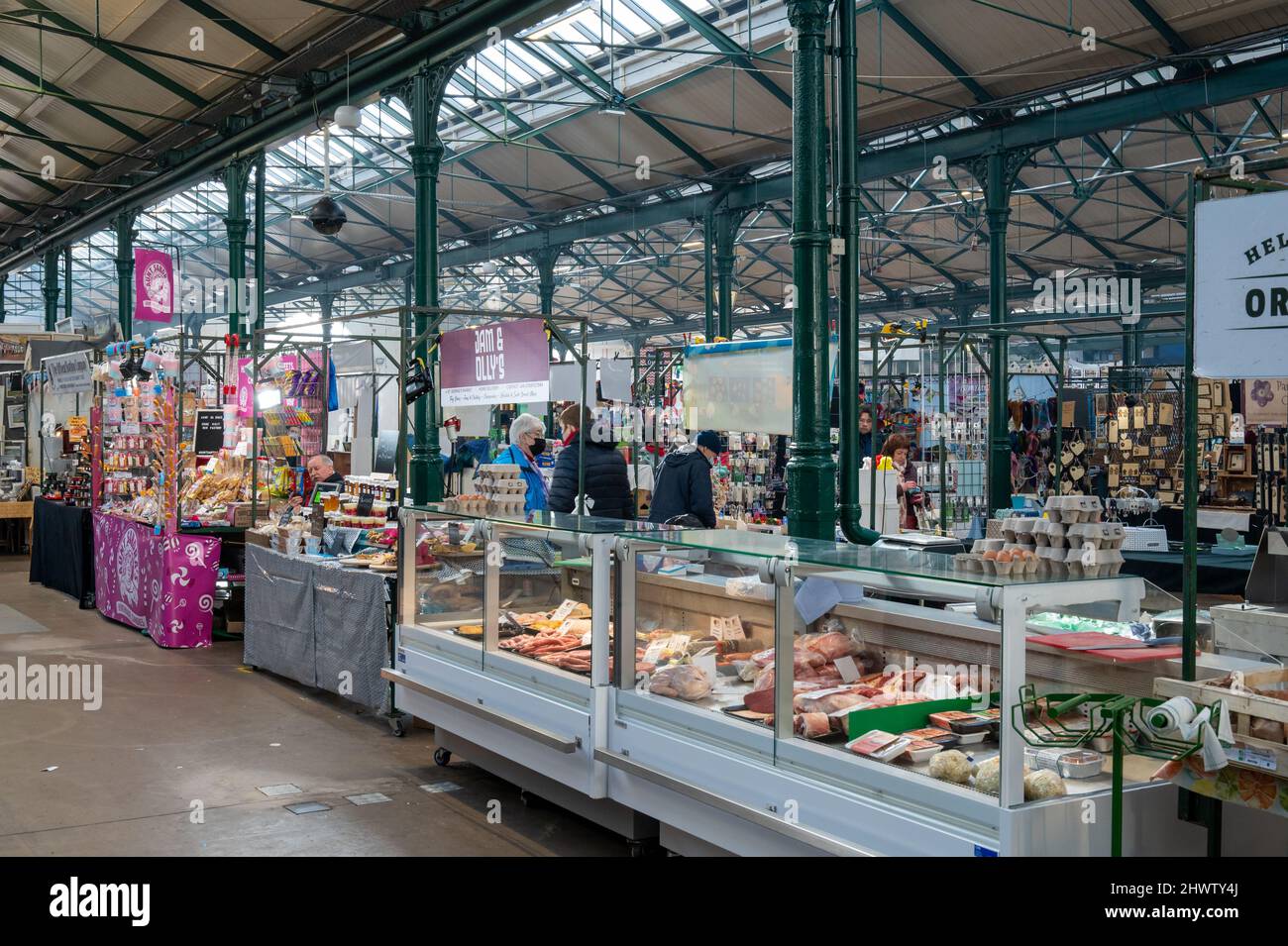 Belfast, Regno Unito - 19 febbraio 2022: Stalla di carne al St George's Market di Belfast. Foto Stock