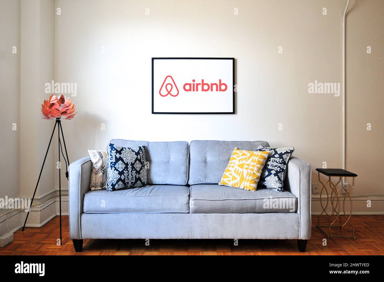 Logo Airbnb su canva Foto Stock