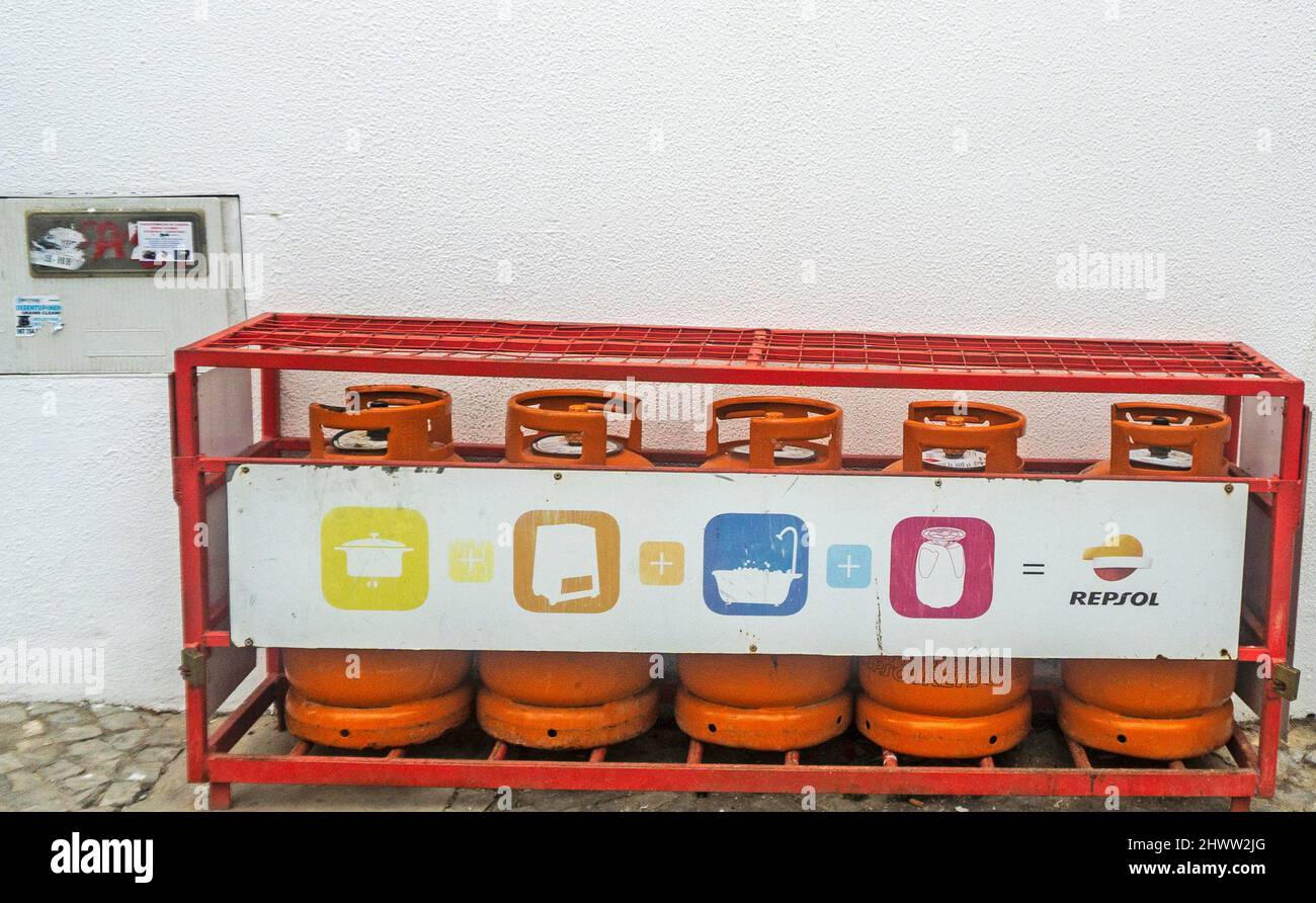 Repsol, contenitori per gas in bottiglia in vendita all'esterno di un negozio a Quarteira, Portogallo. Foto Stock
