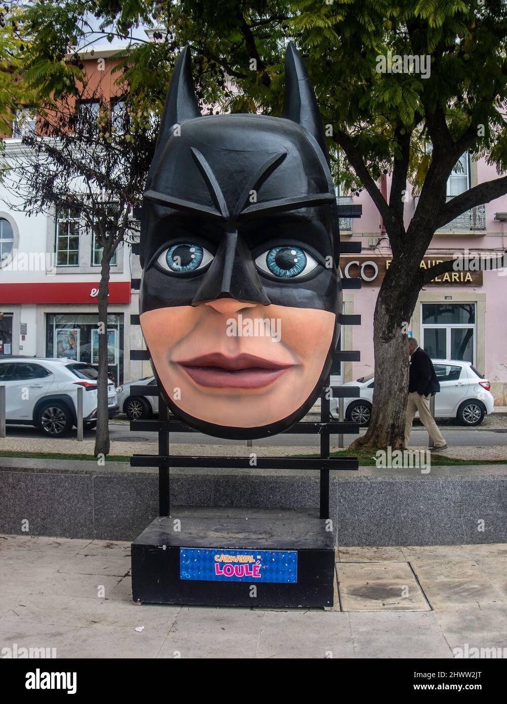 Uno dei molti personaggi di fumetti fuori misura posti intorno a Loule, Portogallo, per il Carnevale Loule. Foto Stock