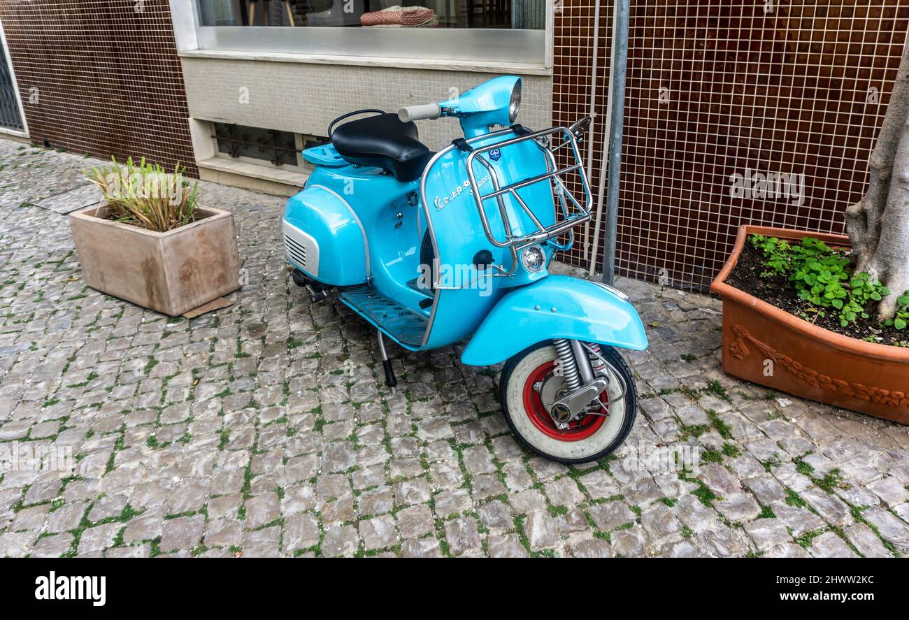 Un super scooter blu Vespa parcheggiato a Loule, Portogallo. Foto Stock