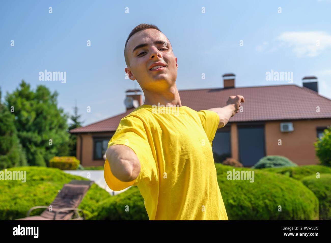 Giovane con disabilità che si esercita in cantiere Foto Stock