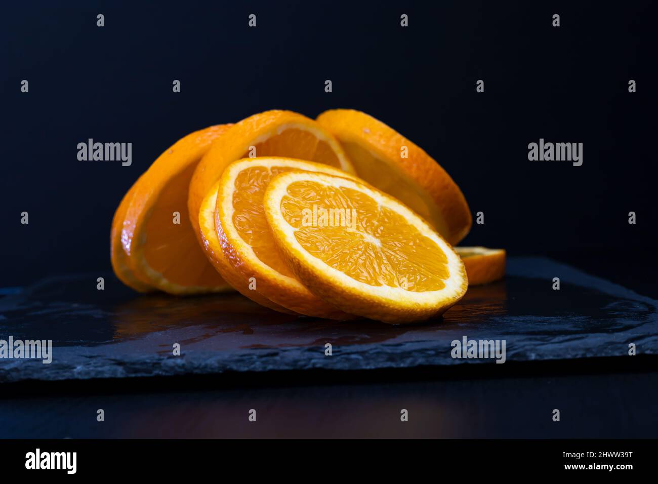 Pane fatto in casa con semi di zucca e burro di rosmarino Foto Stock