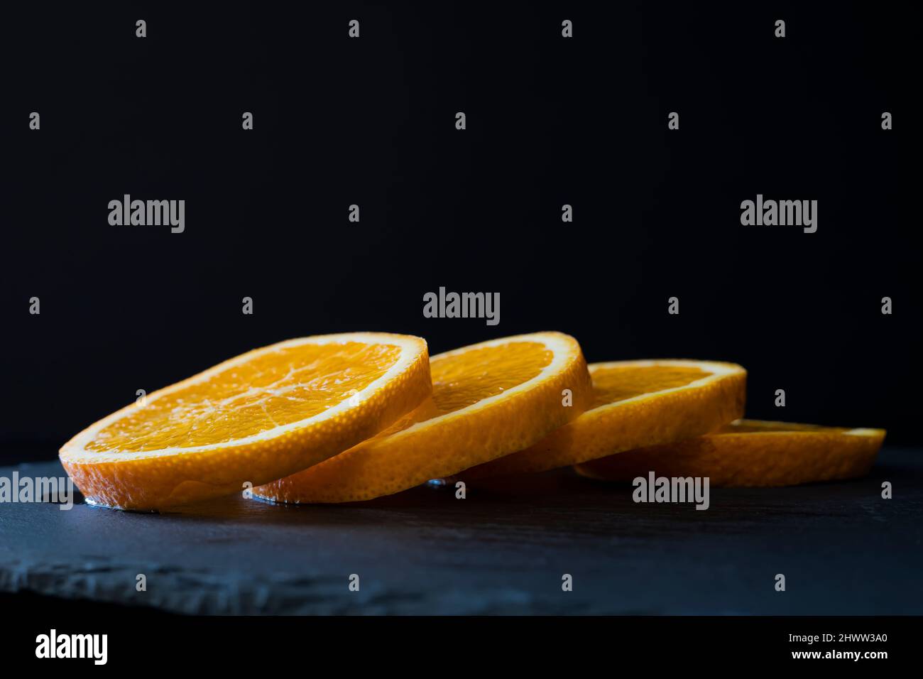 Pane fatto in casa con semi di zucca e burro di rosmarino Foto Stock