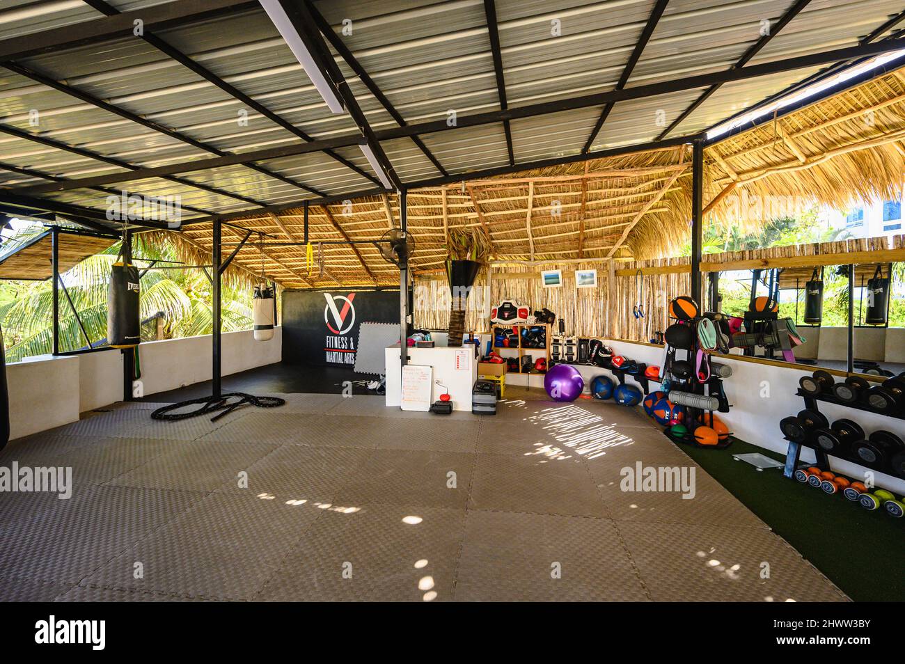 Palestra coperta, scuola di kickboxing, scuola di diujitsa, palestra e fitness nella Repubblica Dominicana. Fotografia, grandangolo, Foto di alta qualità. Zona di formazione Foto Stock