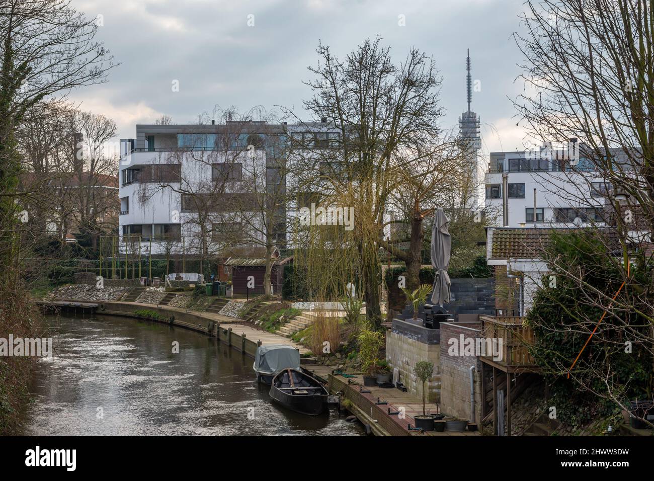 Fiume Roer nella città olandese Roermond in provincia di Limburgo con vista della torre di trasmissione televisiva in lontananza Foto Stock