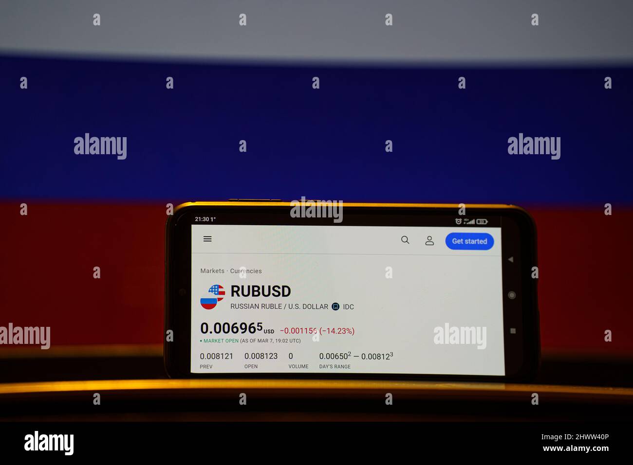 Ruble al mercato valutario. Il rublo o rublo russo è la valuta ufficiale della Federazione russa. Ruble e dollaro Foto Stock