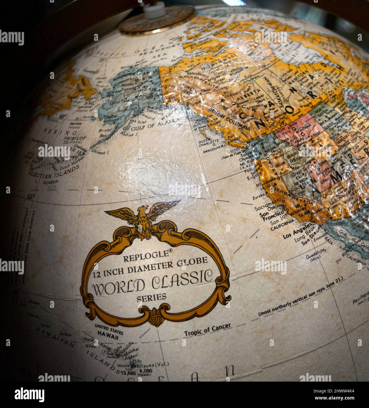 Un globo d'epoca di Replogle in vendita in un negozio di antiquariato mostra l'Oceano Pacifico, l'Alaska, e la parte occidentale degli Stati Uniti e del Canada. Foto Stock