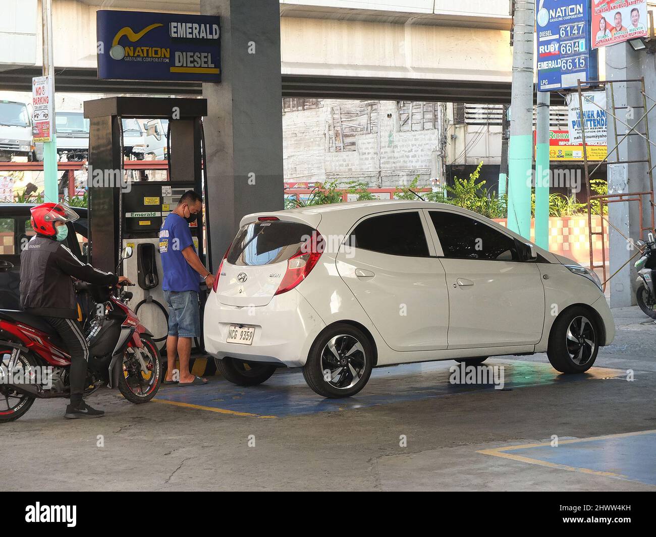 Caloocano, Filippine. 7th Mar 2022. Un'auto Hyundai bianca veniva rifornito alla stazione di servizio. Le Filippine stanno sperimentando prezzi elevati nel petrolio e in altri prodotti di carburante nel corso del conflitto Russia-Ucraina. Il Dipartimento dell’energia avverte l’opinione pubblica di sostenere un costo del carburante molto più elevato nei giorni a venire, e ha detto che questo crollo dei prezzi non sta avvenendo solo nelle Filippine ma anche in altre parti del mondo. Il governo filippino sta preparando un piano di emergenza per sovvenzionare i costi del carburante per il settore dei trasporti pubblici, gli agricoltori e i pescatori. (Credit Image: © Josefiel Rivera/SOP Foto Stock