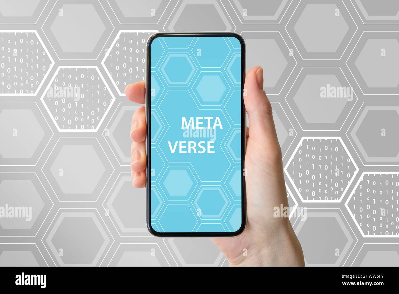 Concetto di metaverse. Tenere a mano uno smartphone di nuova generazione. Foto Stock