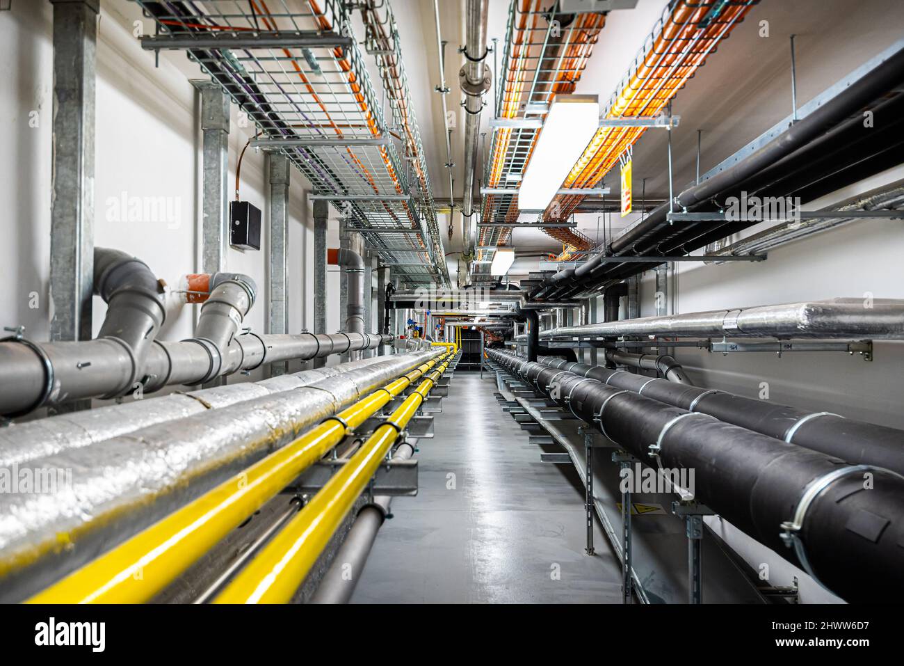 Gasdotti e gasdotti nei locali sotterranei della fabbrica, background industriale Foto Stock