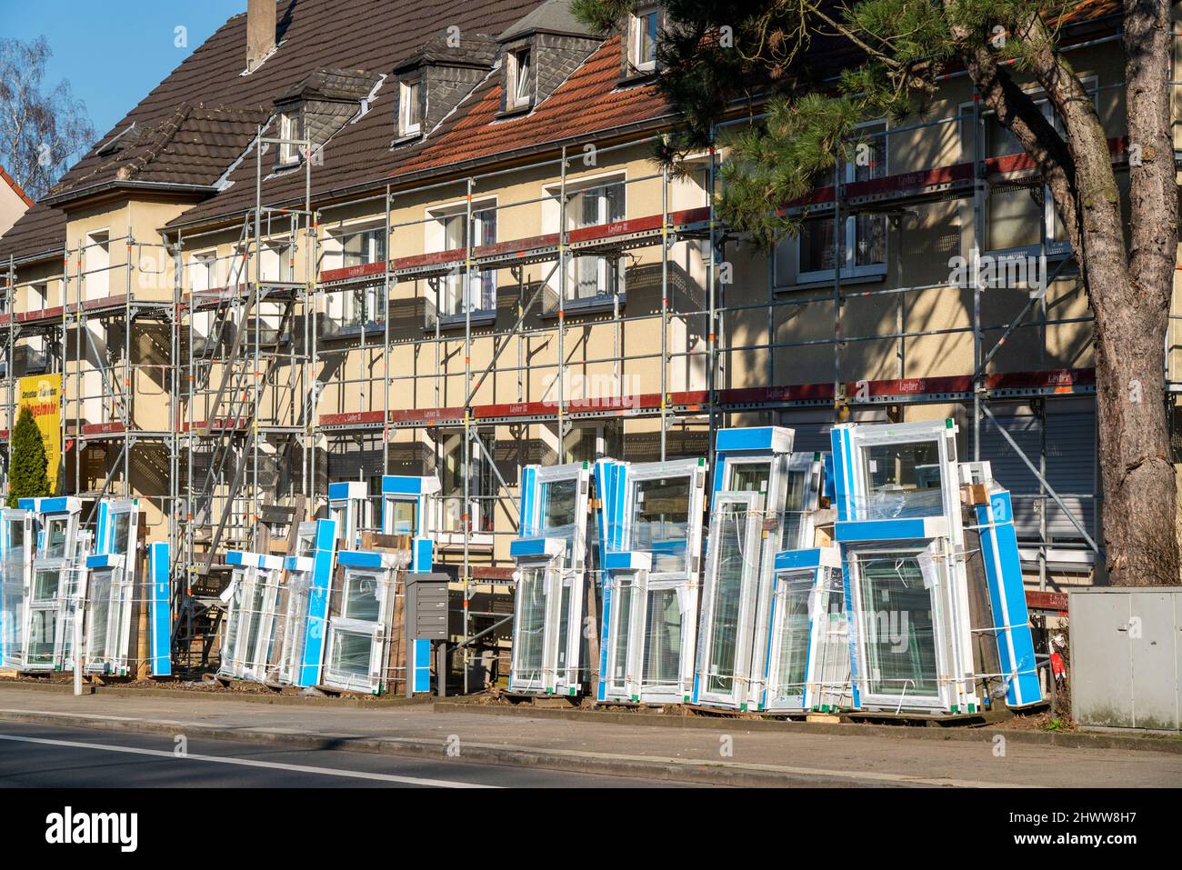 Energica ristrutturazione di edifici residenziali, vecchio edificio di appartamenti è impalcato, ottiene isolamento termico e nuove finestre, Germania Foto Stock