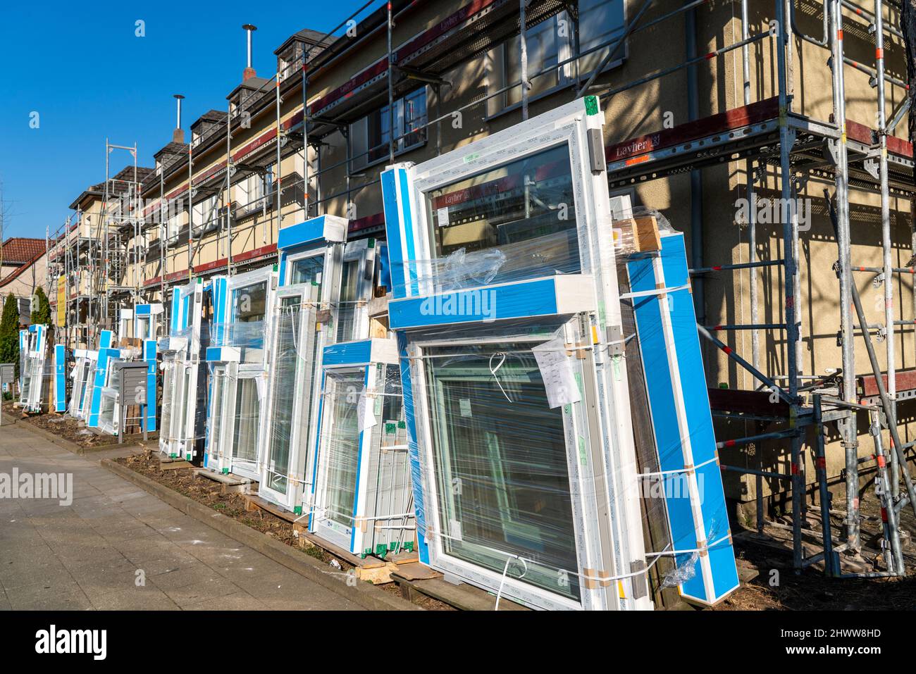Energica ristrutturazione di edifici residenziali, vecchio edificio di appartamenti è impalcato, ottiene isolamento termico e nuove finestre, Germania Foto Stock