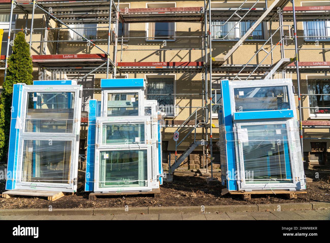 Energica ristrutturazione di edifici residenziali, vecchio edificio di appartamenti è impalcato, ottiene isolamento termico e nuove finestre, Germania Foto Stock