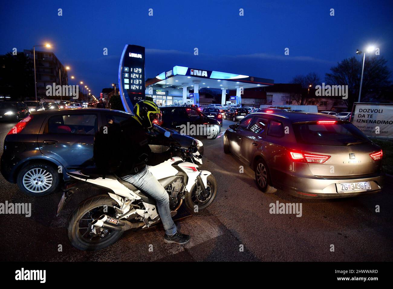 (220307) -- ZAGABRIA, 7 marzo 2022 (Xinhua) -- i veicoli si allineano per entrare in una stazione di servizio poiché i prezzi del carburante aumenteranno il giorno successivo a Zagabria, Croazia, il 7 marzo 2022. (Marko Lukunic/PIXSELL via Xinhua) Foto Stock