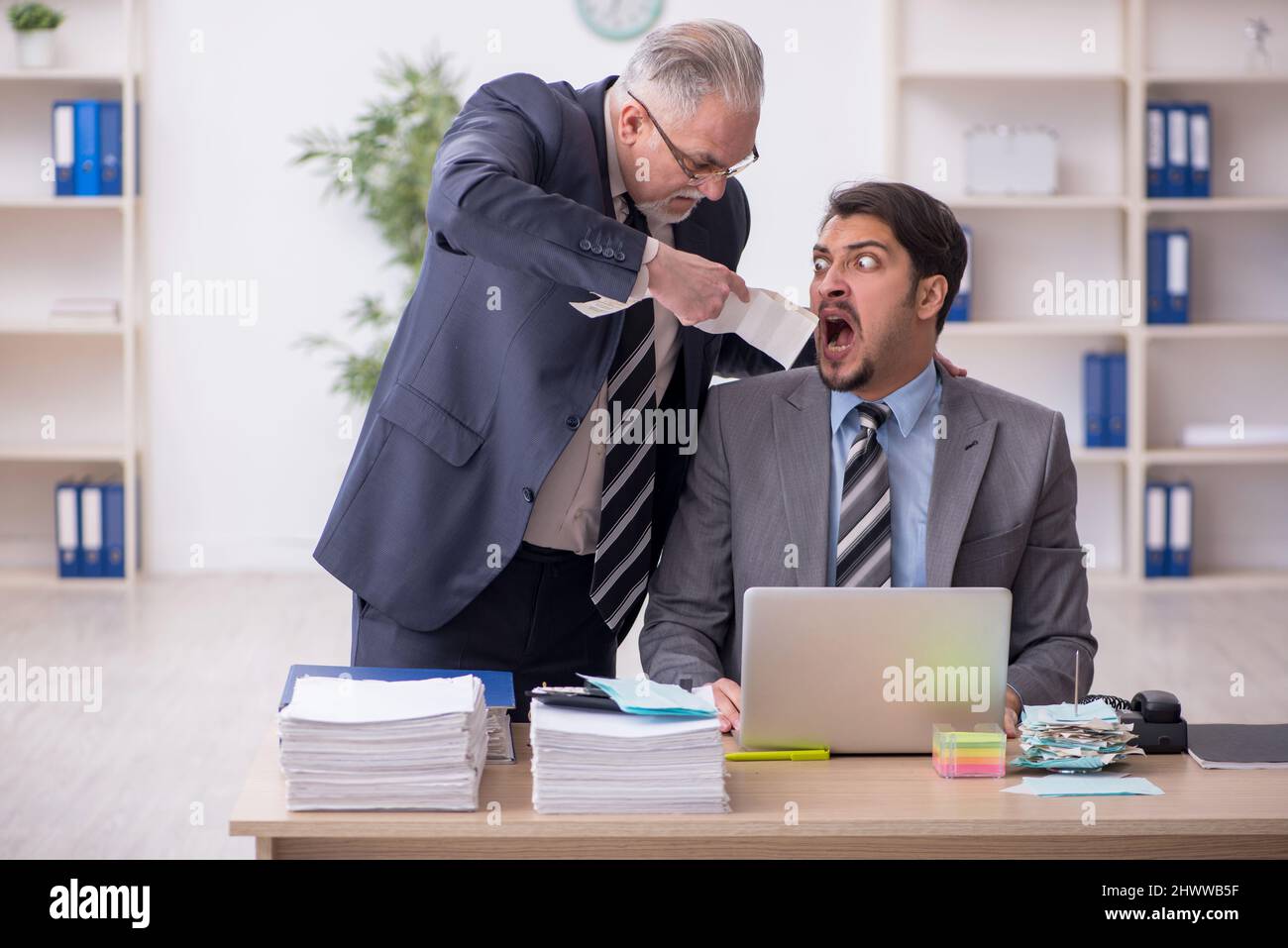 Due contabili maschi nel concetto di pianificazione del budget sul posto di lavoro Foto Stock