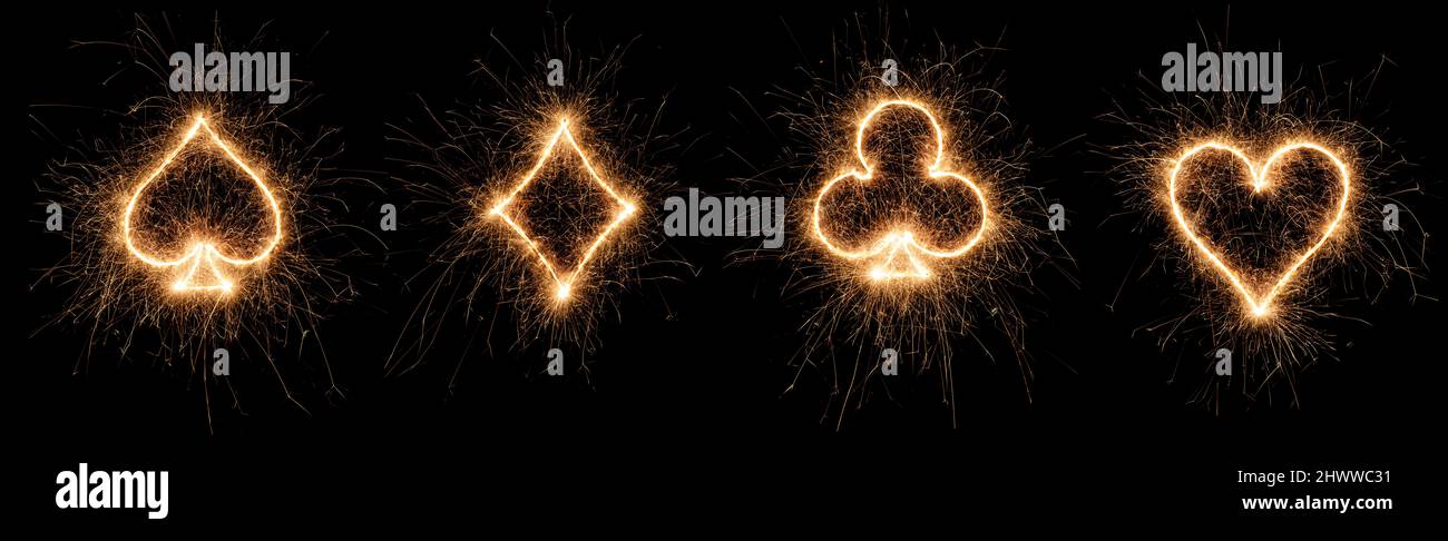 golden bright sparkler gioco simboli carte completo set collezione cuore, club, diamante e spade isolato su sfondo nero scuro. poker casino an Foto Stock