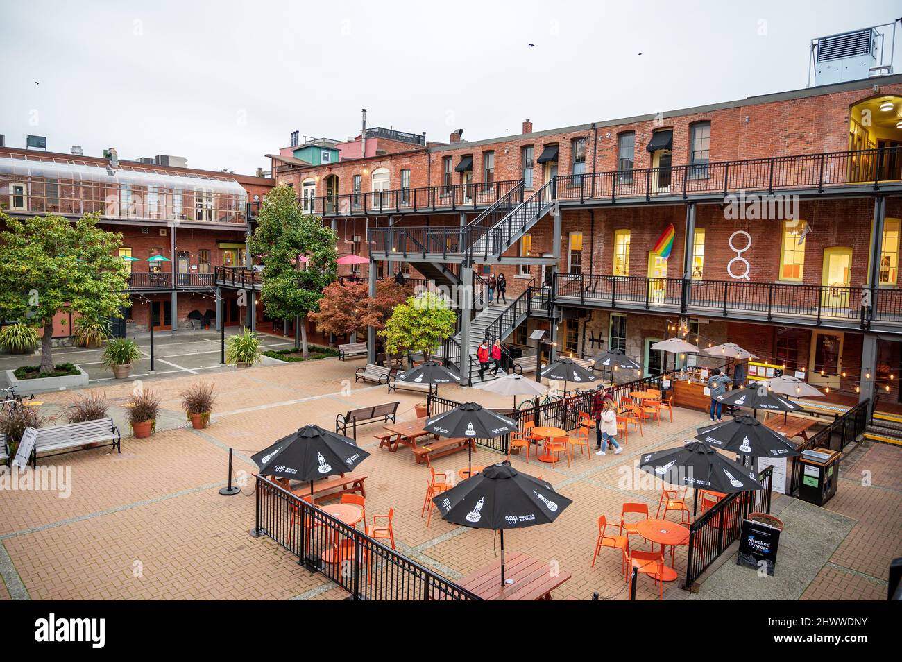 Edifici vittoriani in Market Square nel quartiere dello shopping in Yates Street nel centro di Victoria BC, Vancouver Island, Canada. Foto Stock