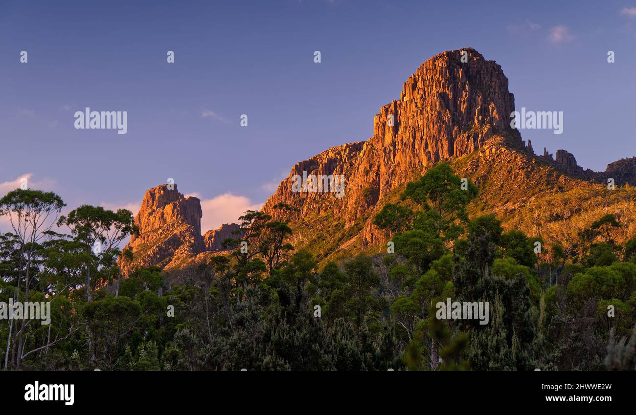 La formazione rocciosa di dolerite ha chiamato l'Acropoli al tramonto nell'area del Patrimonio Mondiale della Tasmania Foto Stock