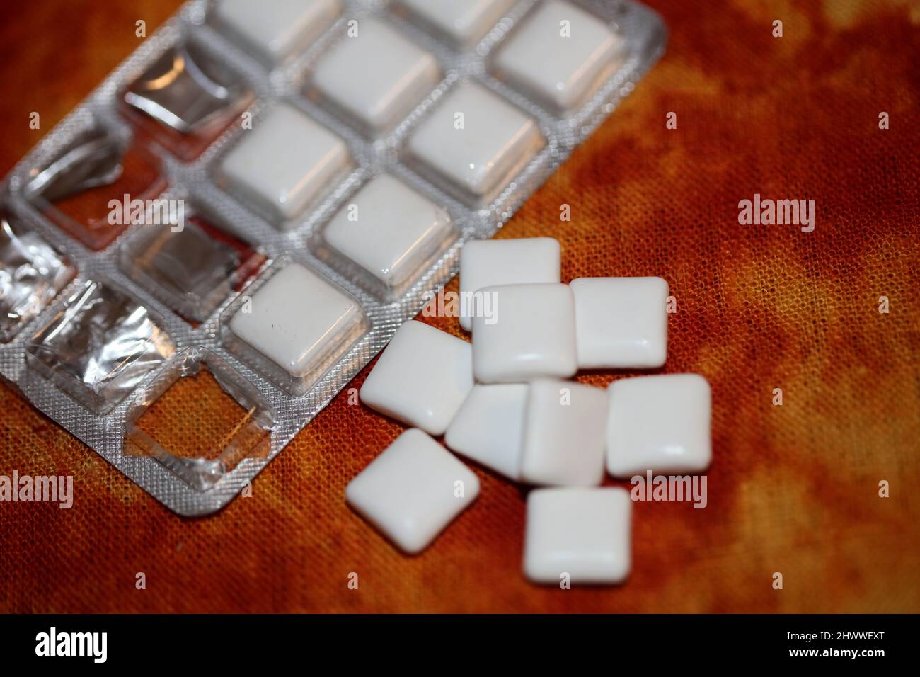 Bianco nicotina quadrato bolle gengive close up fumo mania sfondo alta qualità grandi dimensioni stampe Foto Stock