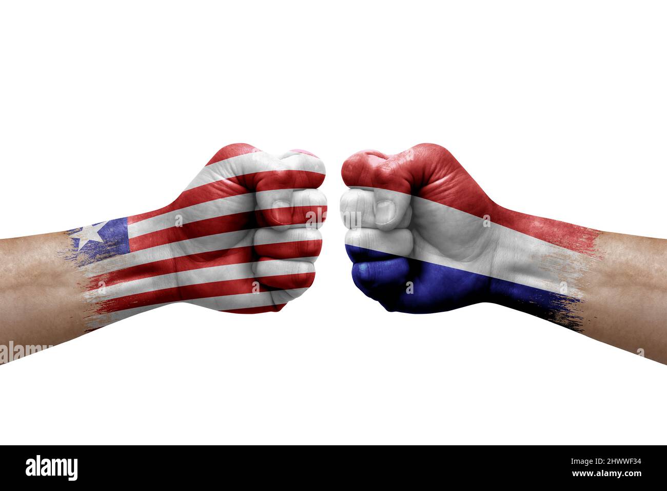 Due mani si pugno l'una all'altra su sfondo bianco. Bandiere di paese dipinte pugni, conflitto di crisi concetto tra liberia e paesi bassi Foto Stock