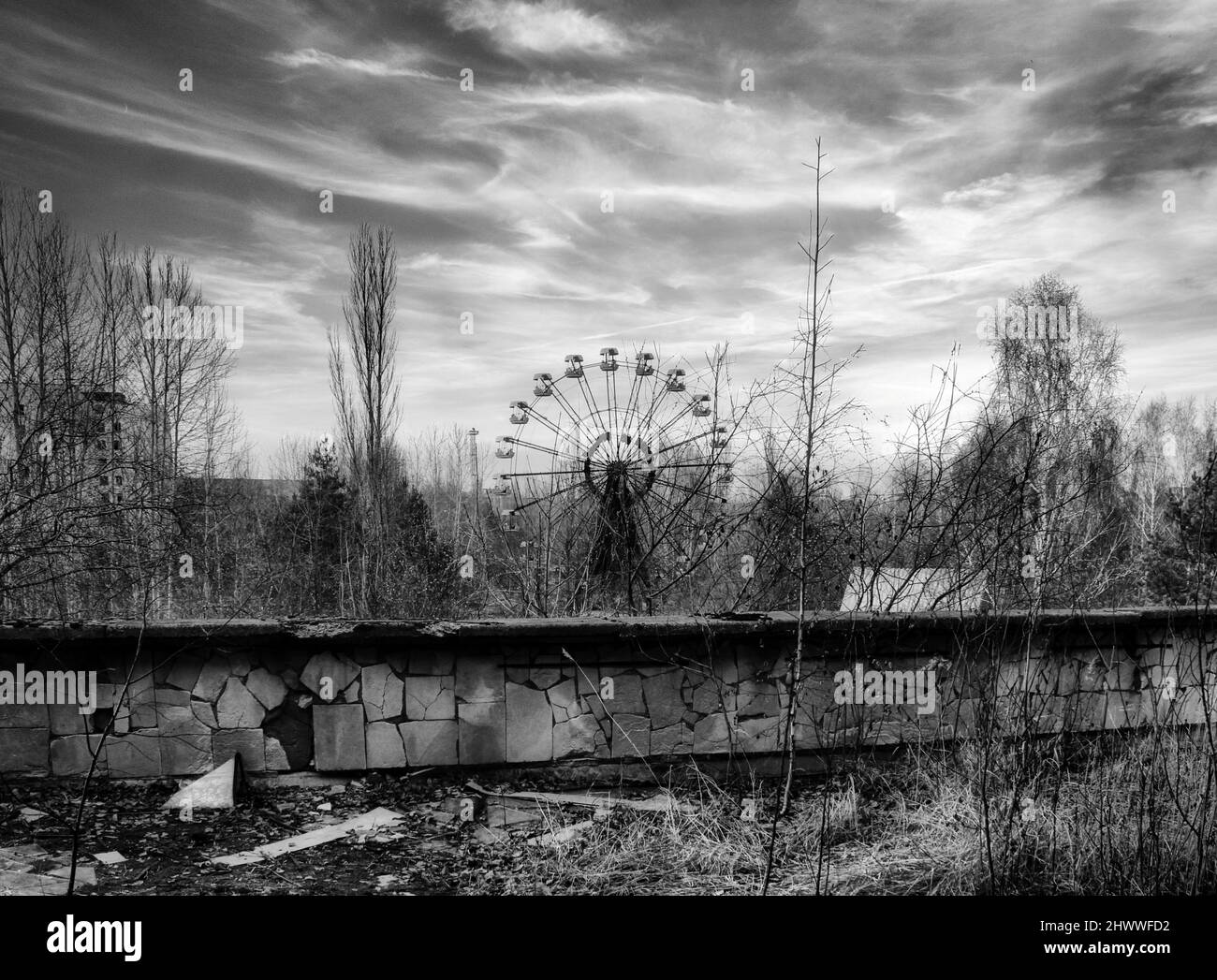 Uno sguardo inquietante in BW di alcune strutture della città fantasma e 'radioattiva' di Pripyat dove, nel 1986, si è verificato il famoso incidente nucleare di Chernobyl Foto Stock