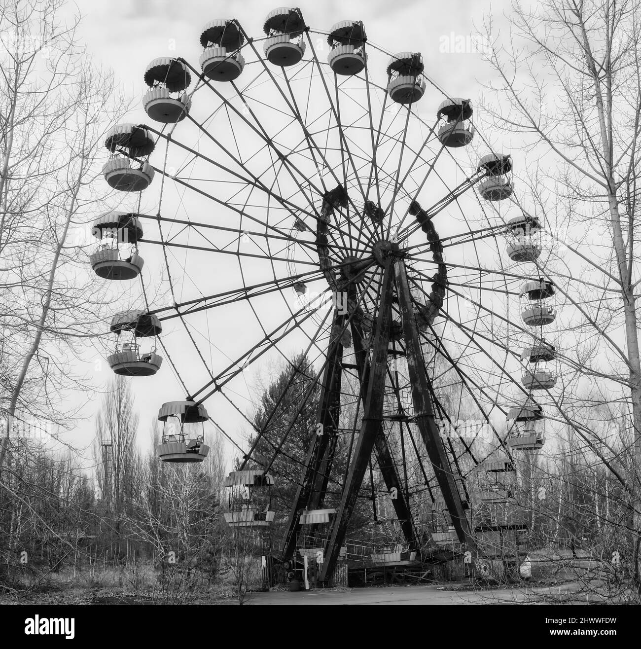 Uno sguardo inquietante in BW di alcune strutture della città fantasma e 'radioattiva' di Pripyat dove, nel 1986, si è verificato il famoso incidente nucleare di Chernobyl Foto Stock