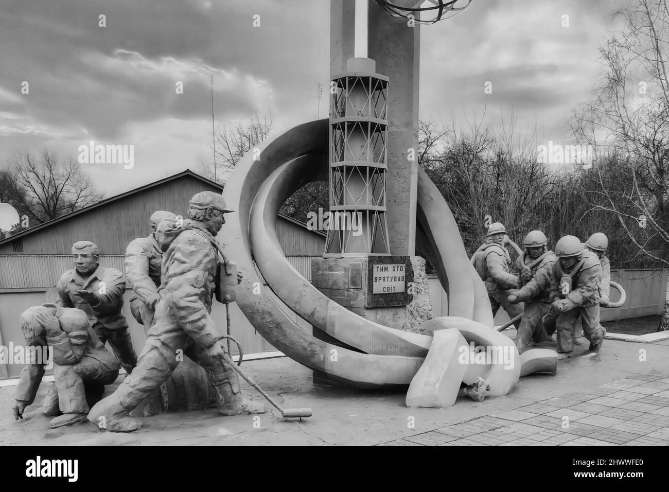 Uno sguardo inquietante in BW di alcune strutture della città fantasma e 'radioattiva' di Pripyat dove, nel 1986, si è verificato il famoso incidente nucleare di Chernobyl Foto Stock