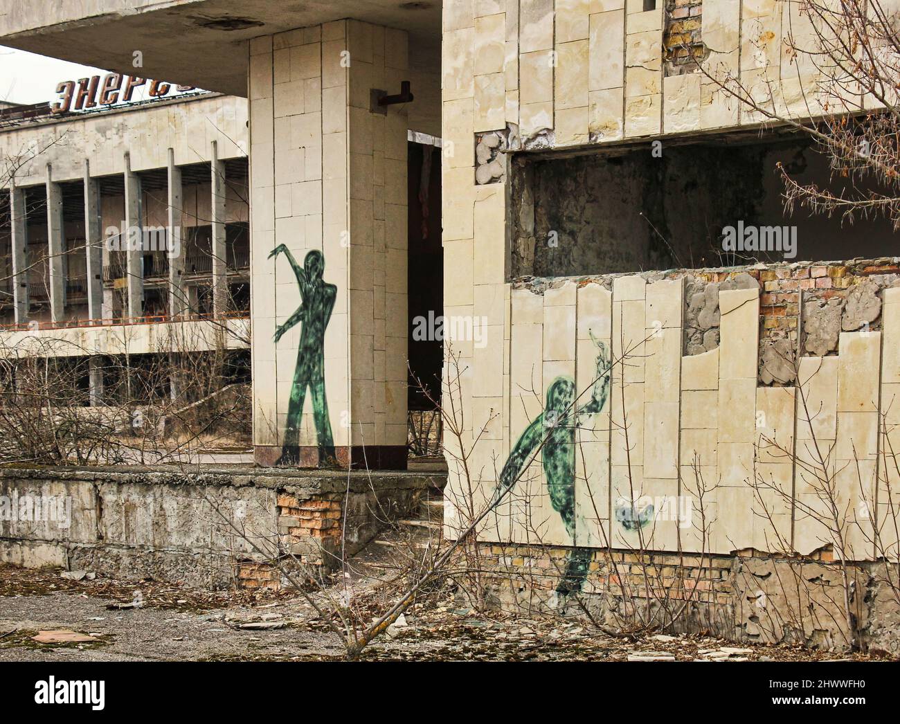 Uno sguardo inquietante a ciò che rimane delle strutture 'radioattive' della città fantasma di Pripyat dove si è verificato il famoso incidente nucleare di Chernobyl Foto Stock