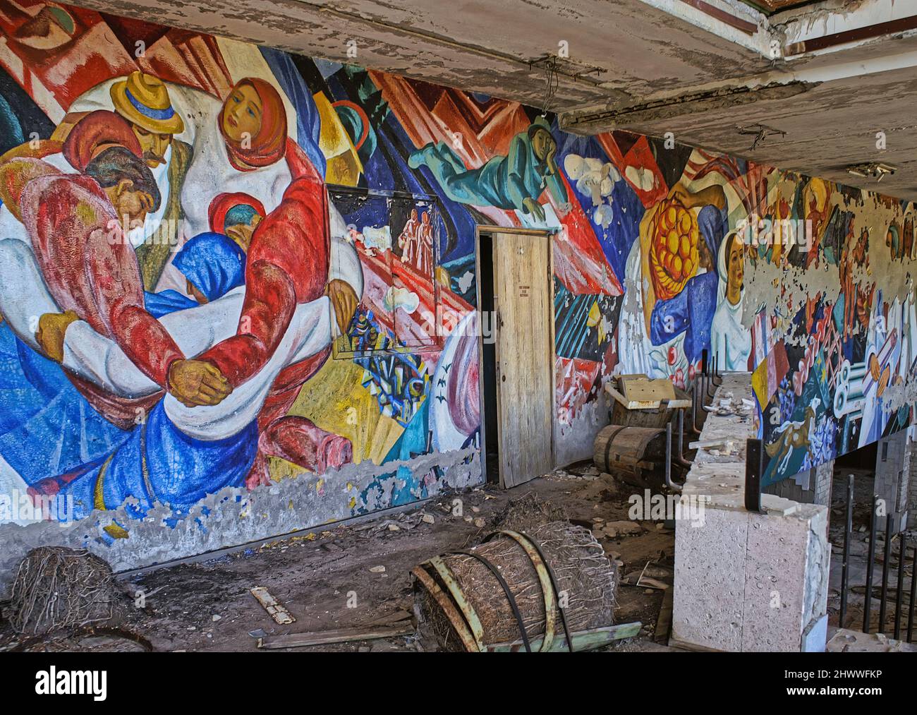 Uno sguardo inquietante a ciò che rimane delle strutture 'radioattive' della città fantasma di Pripyat dove si è verificato il famoso incidente nucleare di Chernobyl Foto Stock