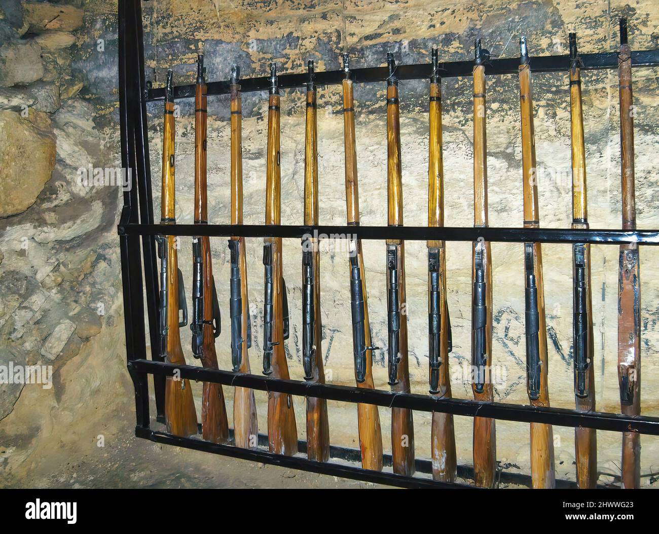 Armi nelle catacombe di Odessa all'interno del 'Museo della Gloria Partigiana' nascondiglio della seconda Guerra Mondiale per i partigiani sovietici, nel villaggio di Nerubayske vicino Odessa Foto Stock