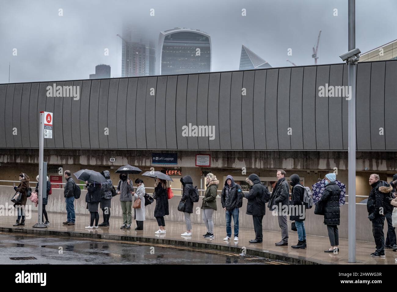 Il London Tube Strike porta lunghe code di autobus vicino alla stazione di London Bridge. L'azione industriale è iniziata martedì mattina quando i colloqui dell'ultimo fossato sono falliti. Foto Stock