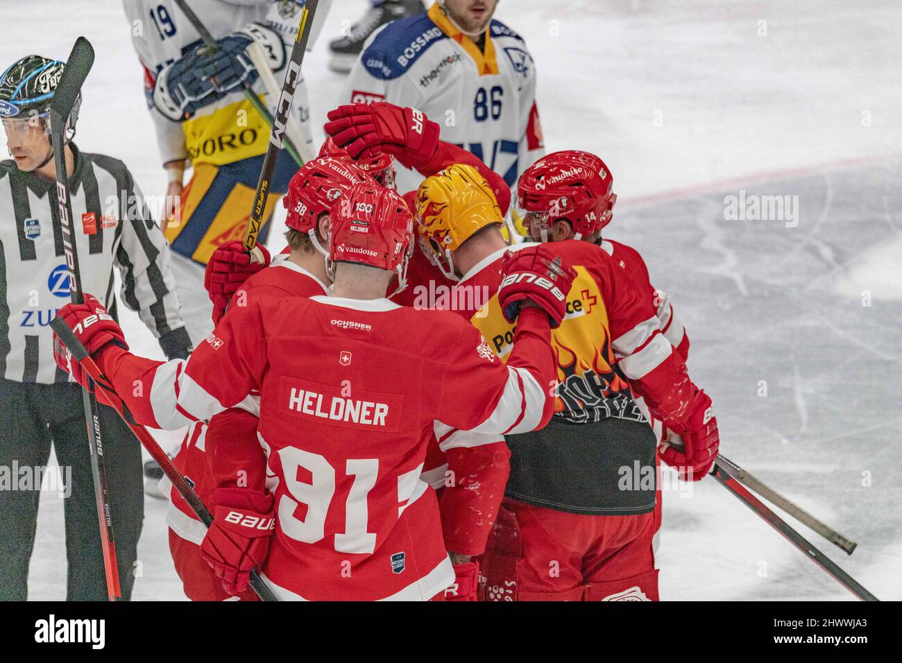 Losanna, Vaudoise Arena, Svizzera. 7th Mar 2022. Losanna Svizzera, 03/07/2022: La squadra di Losanna HC festeggia durante la partita 55th della stagione della Lega Nazionale Svizzera 2021-2022 con la Losanna HC e EV Zug (Credit Image: © Eric Dubost/Pacific Press via ZUMA Press Wire) Foto Stock