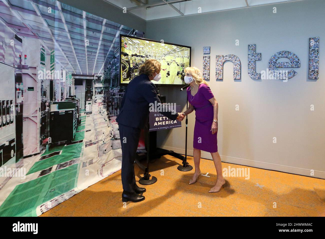 First Lady Jill Biden saluta Zivit Katz-Tsameret, responsabile della fabbrica, che le spiegherà il laboratorio di fabbricazione durante una visita all'Ocotillo Campus di Intel a Chandler, Arizona USA, il 7 marzo 2022. Denominato “Fab 42”, è uno degli impianti di produzione più avanzati al mondo e uno dei quattro stabilimenti di produzione operativi del campus di Ocotillo. Questa visita intende contribuire a promuovere le priorità politiche del presidente, evidenziate nel suo discorso sullo Stato dell'Unione, per la costruzione di un'America migliore. Intel è un esempio di azienda americana che collabora con college della comunità per formare i lavoratori e far crescere Foto Stock