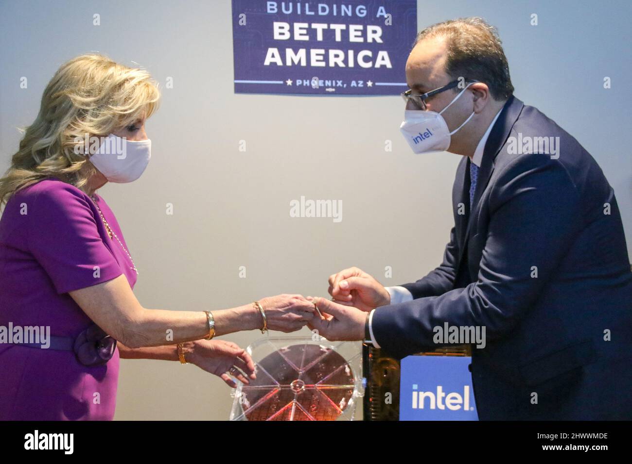 Keyvan Esfarjani, Chief Global Operation Officer, presenta First Lady Jill Biden uno dei chip semiconduttori prodotti dal laboratorio di fabbricazione durante un tour del campus di Ocotillo di Intel a Chandler, Arizona USA, il 7 marzo 2022. Denominato “Fab 42”, è uno degli impianti di produzione più avanzati al mondo e uno dei quattro stabilimenti di produzione operativi del campus di Ocotillo. Questa visita intende contribuire a promuovere le priorità politiche del presidente, evidenziate nel suo discorso sullo Stato dell'Unione, per la costruzione di un'America migliore. Intel è un esempio di azienda americana che collabora con commu Foto Stock