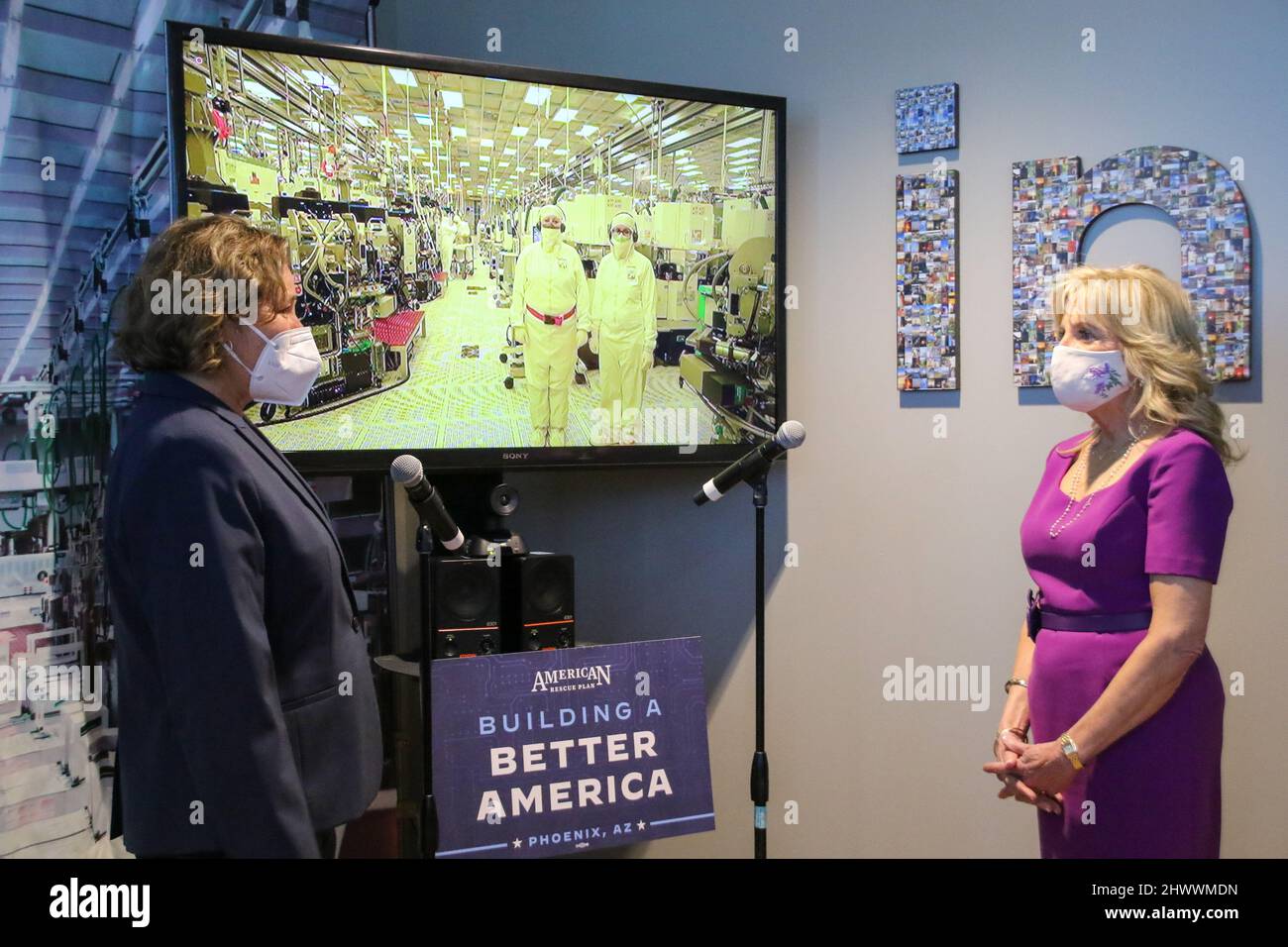First Lady Jill Biden ascolta il responsabile della fabbrica Zivit Katz-Tsameret spiegarle il laboratorio di fabbricazione mentre si è in visita presso l'Ocotillo Campus di Intel a Chandler, Arizona USA, il 7 marzo 2022. Denominato “Fab 42”, è uno degli impianti di produzione più avanzati al mondo e uno dei quattro stabilimenti di produzione operativi del campus di Ocotillo. Questa visita intende contribuire a promuovere le priorità politiche del presidente, evidenziate nel suo discorso sullo Stato dell'Unione, per la costruzione di un'America migliore. Intel è un esempio di azienda americana che collabora con college della comunità per formare i lavoratori e far crescere il lavoro Foto Stock