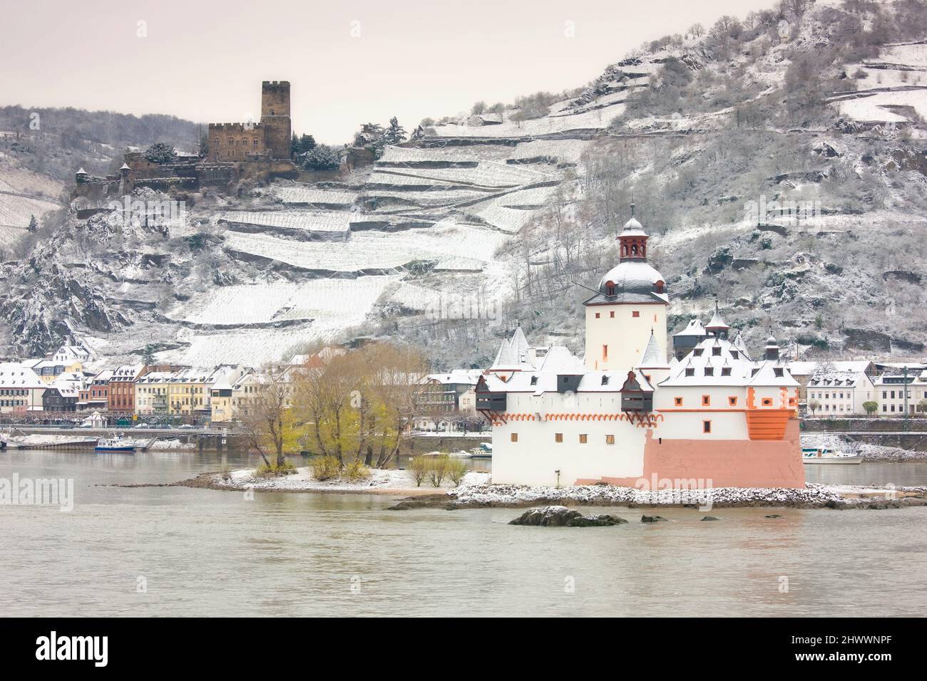 Castello di Pfalzgrafenstein e il fiume Reno in inverno, Kaub, Renania-Palatinato. Germania Foto Stock