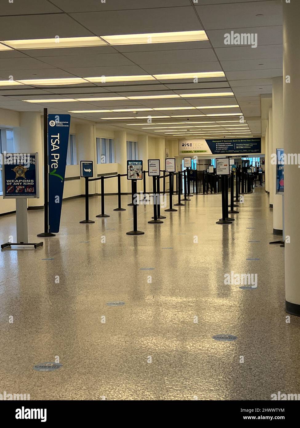 I passeggeri della linea di screening della sicurezza TSA all'interno del terminal principale dell'aeroporto internazionale General Mitchell di Milwaukee, Wisconsin, la domenica. Foto Stock