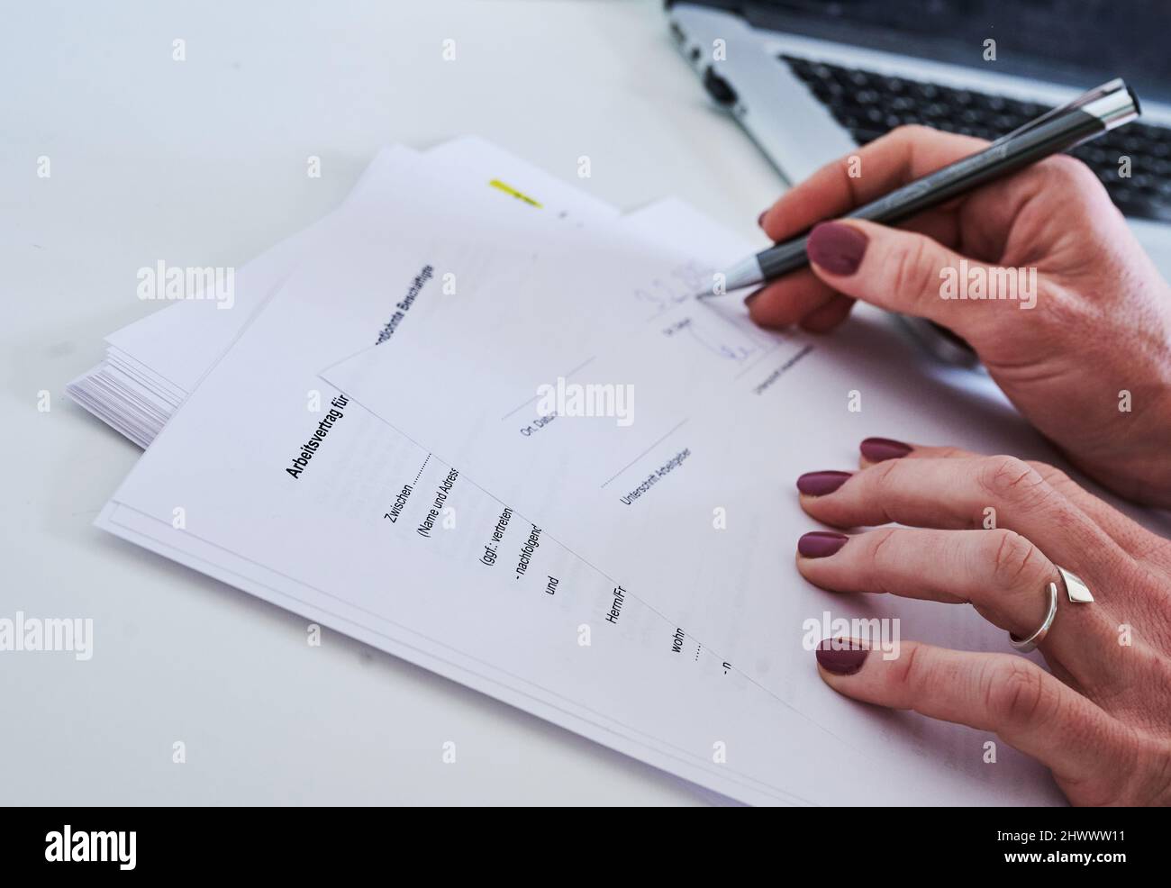 Berlino, Germania. 05th Mar 2022. La mano di una donna firma un contratto di lavoro. Le donne in Germania hanno continuato a guadagnare in media meno degli uomini nel 2021. Il divario di reddito, il cosiddetto divario retributivo di genere, è rimasto invariato rispetto all'anno precedente, attestandosi al 18%. Tale calcolo è stato effettuato dall'Ufficio federale di statistica. Credit: Annette Riedl/dpa/Alamy Live News Foto Stock