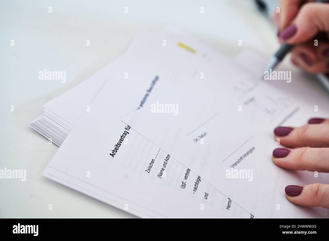 Berlino, Germania. 05th Mar 2022. La mano di una donna firma un contratto di lavoro. Le donne in Germania hanno continuato a guadagnare in media meno degli uomini nel 2021. Il divario di reddito, il cosiddetto divario retributivo di genere, è rimasto invariato rispetto all'anno precedente, attestandosi al 18%. Tale calcolo è stato effettuato dall'Ufficio federale di statistica. Credit: Annette Riedl/dpa/Alamy Live News Foto Stock