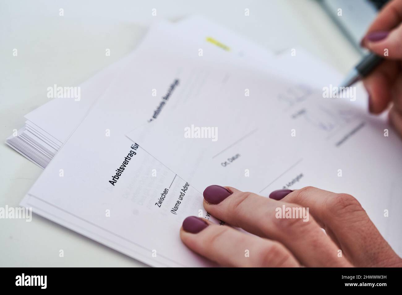 Berlino, Germania. 05th Mar 2022. La mano di una donna firma un contratto di lavoro. Le donne in Germania hanno continuato a guadagnare in media meno degli uomini nel 2021. Il divario di reddito, il cosiddetto divario retributivo di genere, è rimasto invariato rispetto all'anno precedente, attestandosi al 18%. Tale calcolo è stato effettuato dall'Ufficio federale di statistica. Credit: Annette Riedl/dpa/Alamy Live News Foto Stock