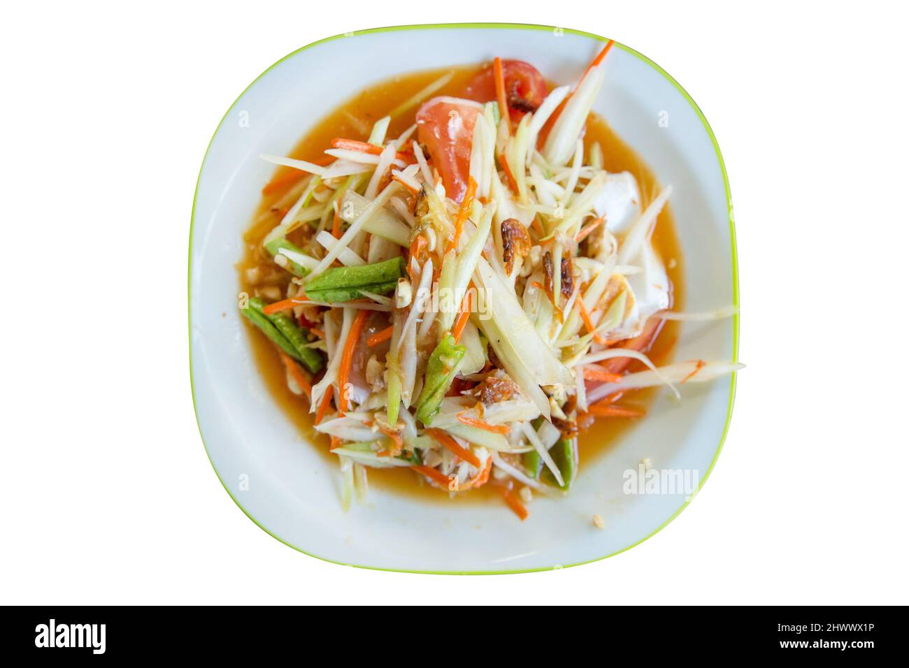 Vista dall'alto della papaya Salad speziata di stile thailandese (Som tum), con fuoco selettivo, con sfondo bianco Foto Stock