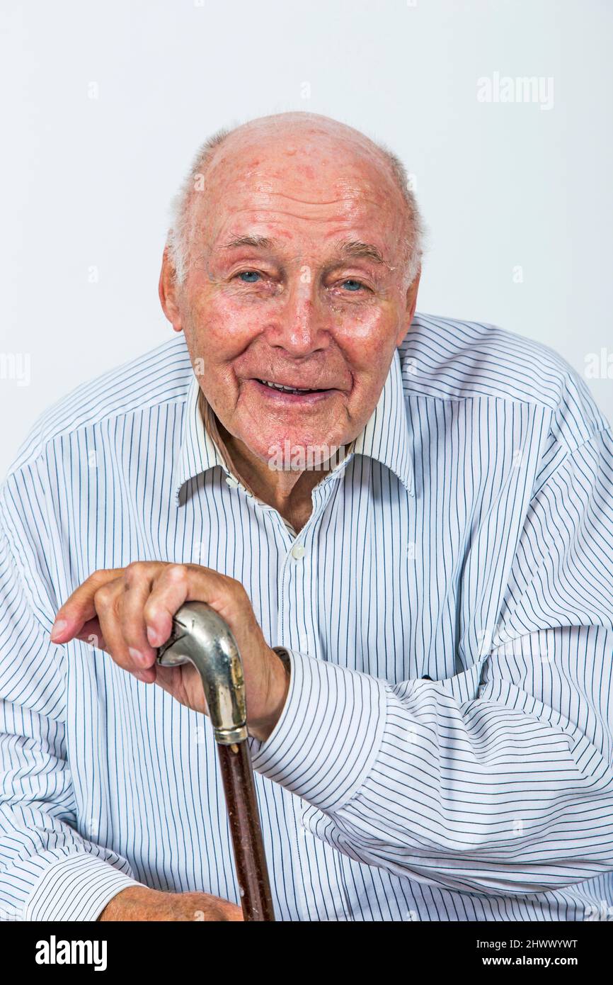 Happy happy uomo anziano gode di vita con mano su bastoni da passeggio Foto Stock