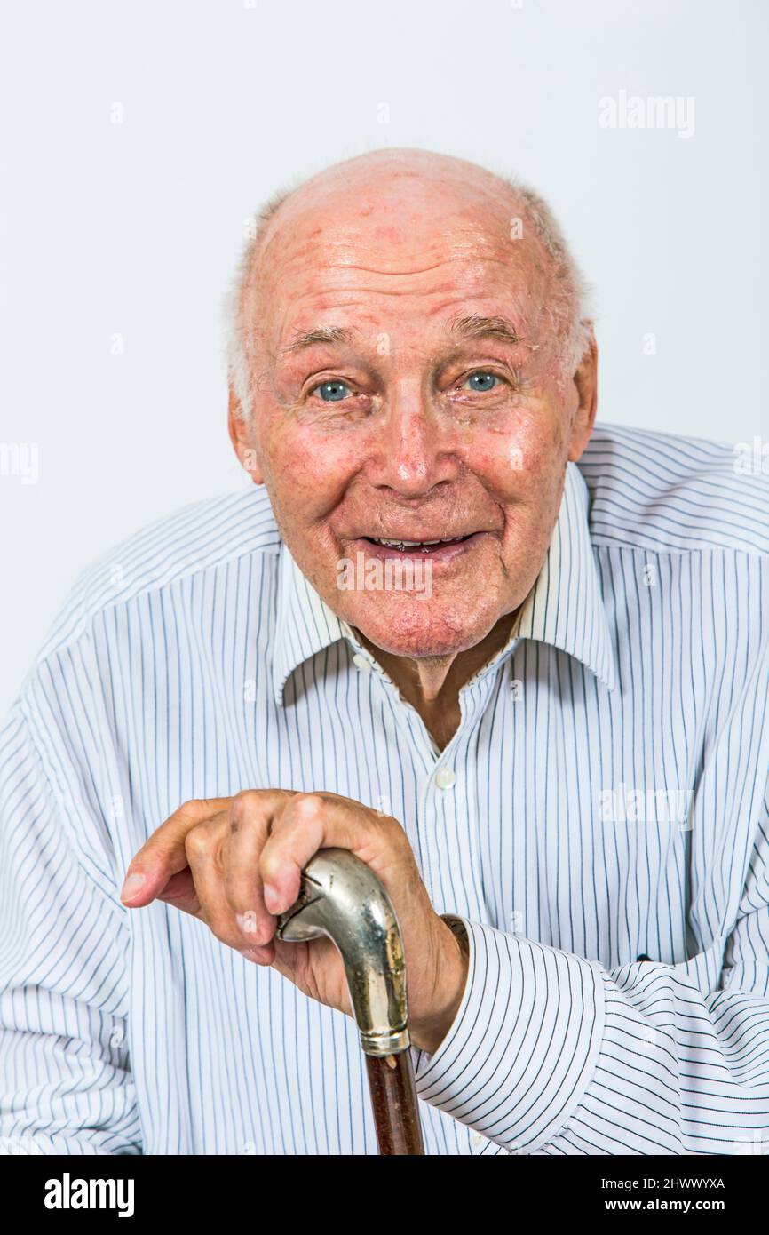 Happy happy uomo anziano gode di vita con mano su bastoni da passeggio Foto Stock
