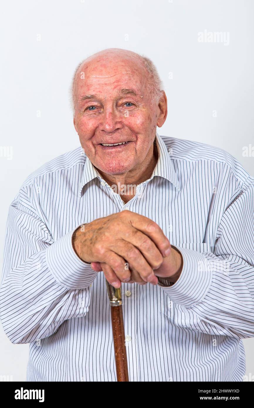 Happy happy uomo anziano gode di vita con mano su bastoni da passeggio Foto Stock