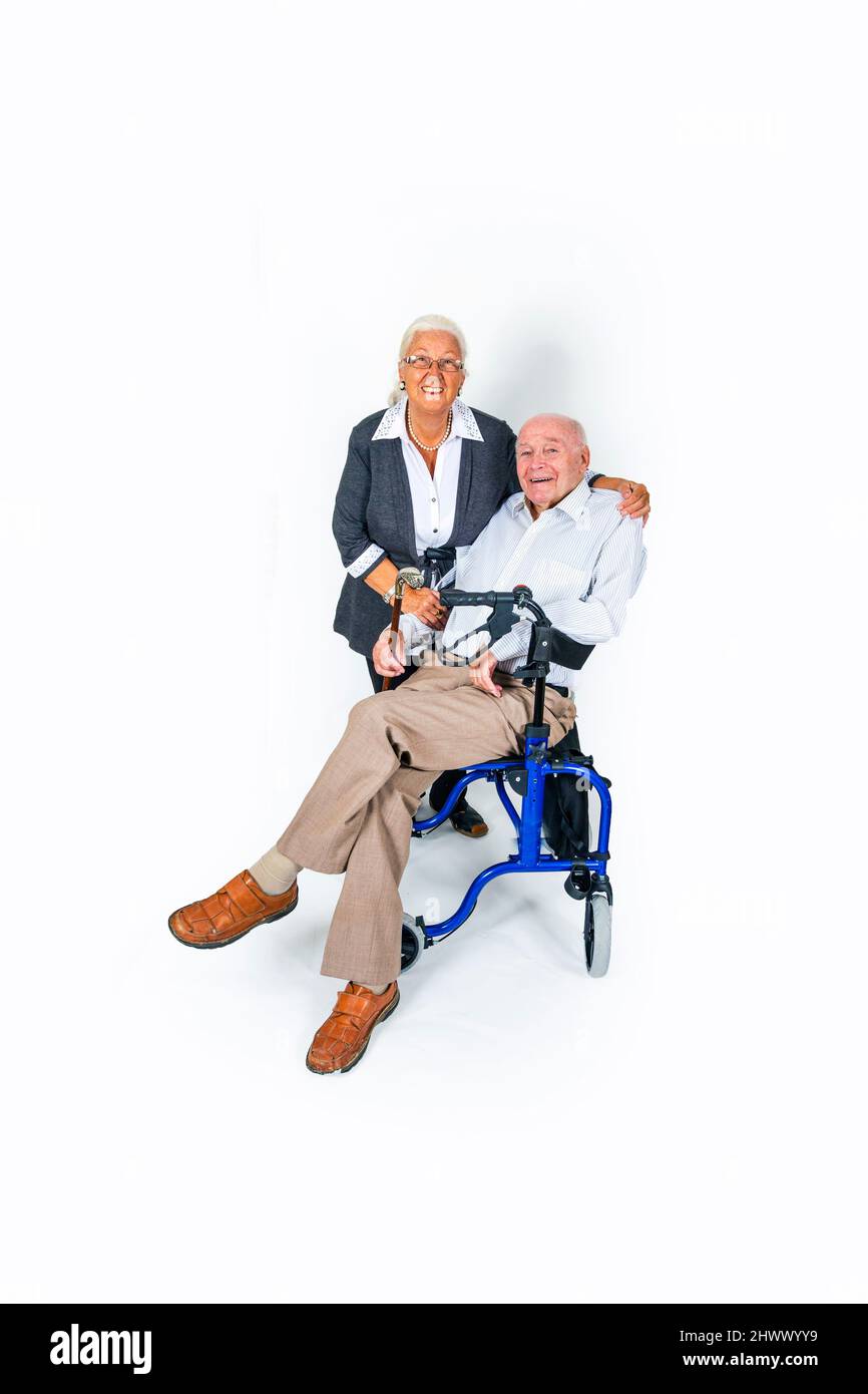 Felice coppia senior con uomo in sedia a rotelle Foto Stock