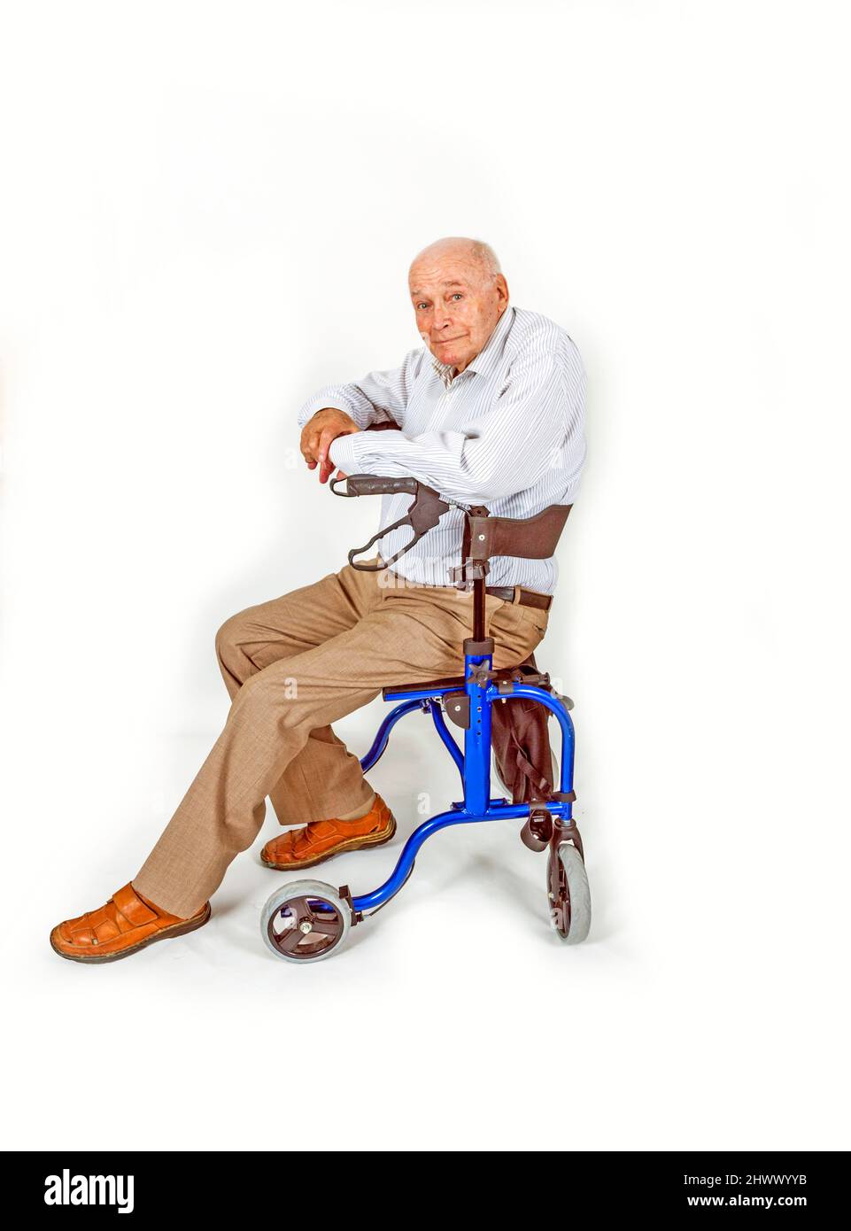 Felice l'uomo senior con telaio a piedi Foto Stock