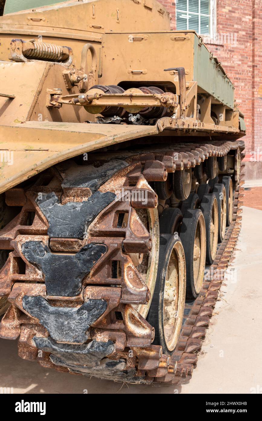 Primo piano di un carro armato semovente e la sua pista, una catena di metallo senza fine, situata nel Veterans Park di Deming, New Mexico. Foto Stock