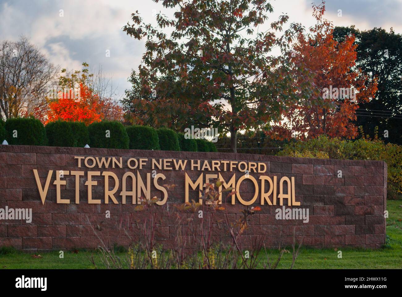NEW HARTFORD, NEW YORK, USA - 23 GIUGNO, 2018: Primo piano Vista del New Hartford Veteran Memorial situato in 11 Evalon Rd, New Hartford, NY 13412. Foto Stock